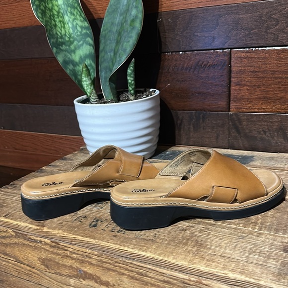 Cobbie Cuddlers Tan Leather Clogs - Picture 6 of 9